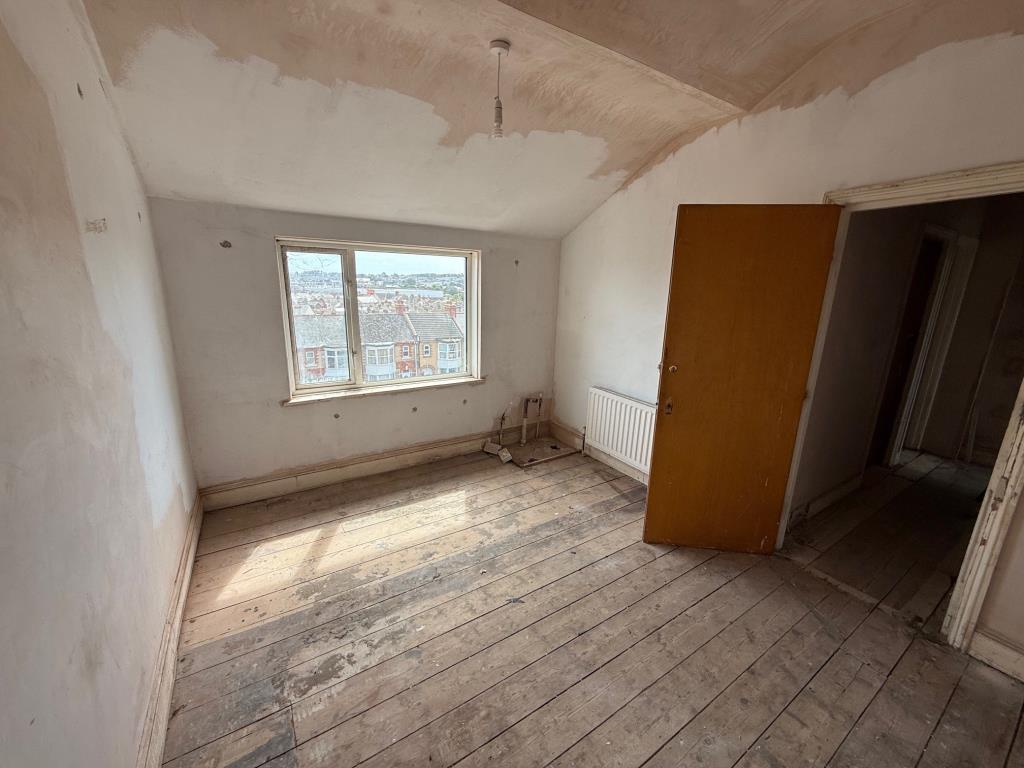 Lot: 148 - FORMER HMO WITH PLANNING FOR CONVERSION TO FLATS - Second floor room with view in the background